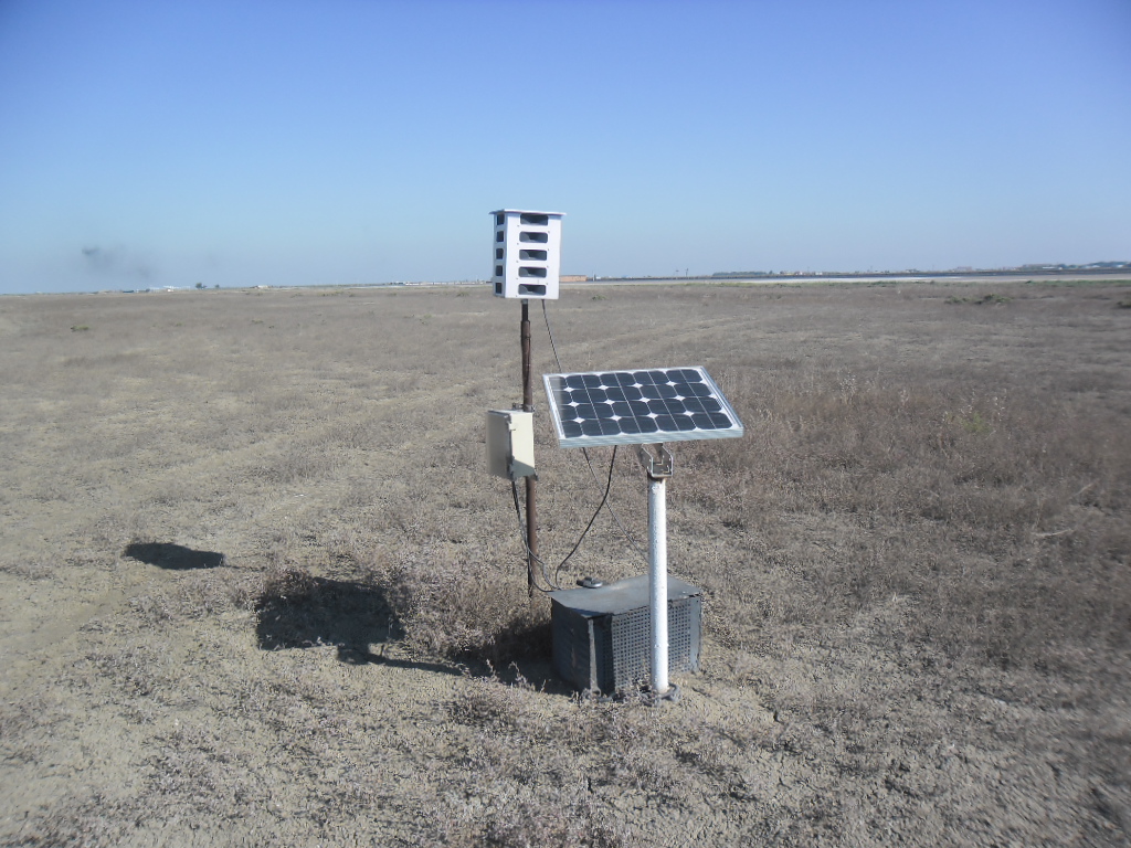 Биоакустическая установка Биоакустический отпугиватель птиц Bird Gard Super Pro AMP в аэропорту Атырау, Казахстан.